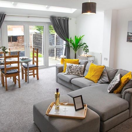 Cozy Townhouse In The Heart Of Greater Manchester Villa Buitenkant foto
