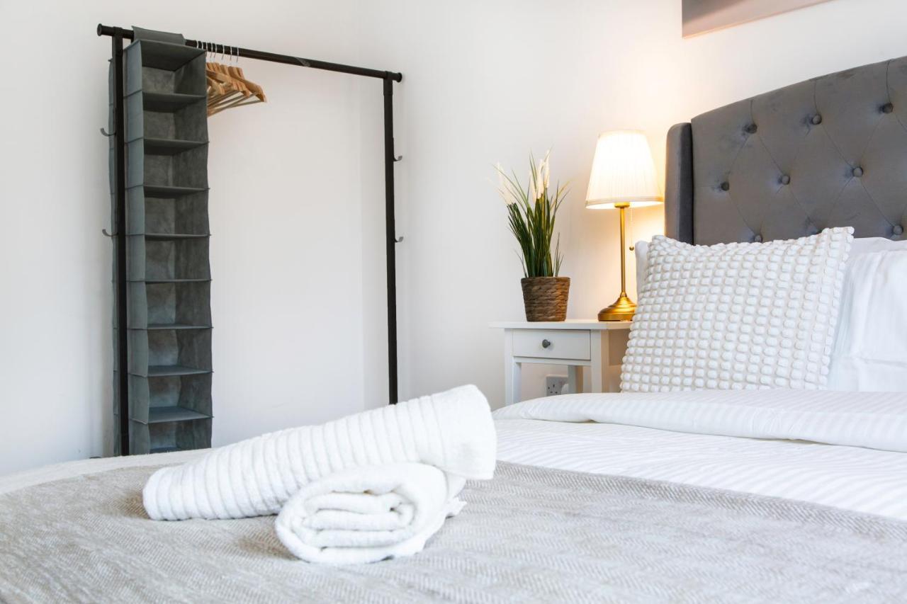 Cozy Townhouse In The Heart Of Greater Manchester Villa Buitenkant foto