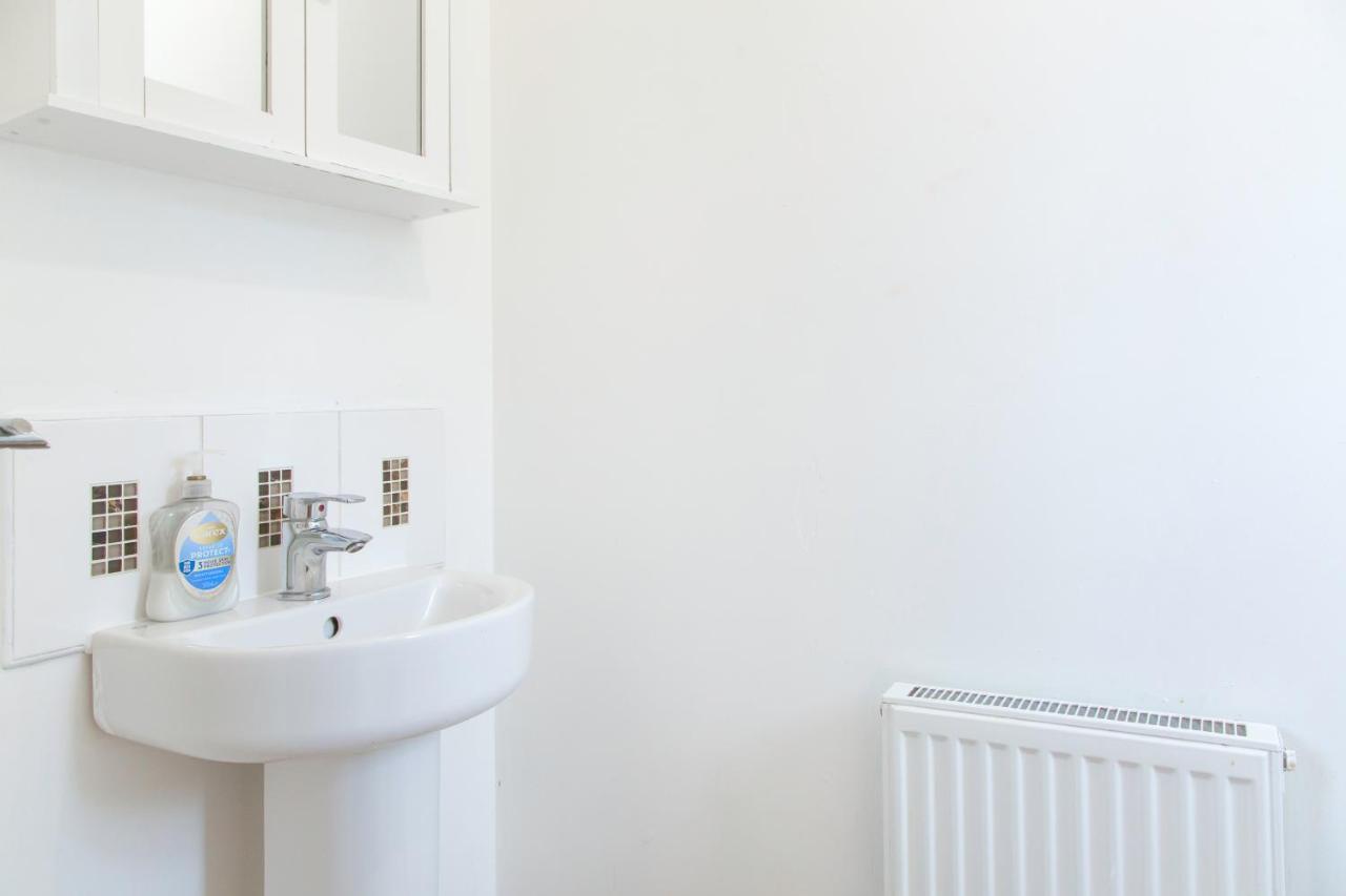Cozy Townhouse In The Heart Of Greater Manchester Villa Buitenkant foto