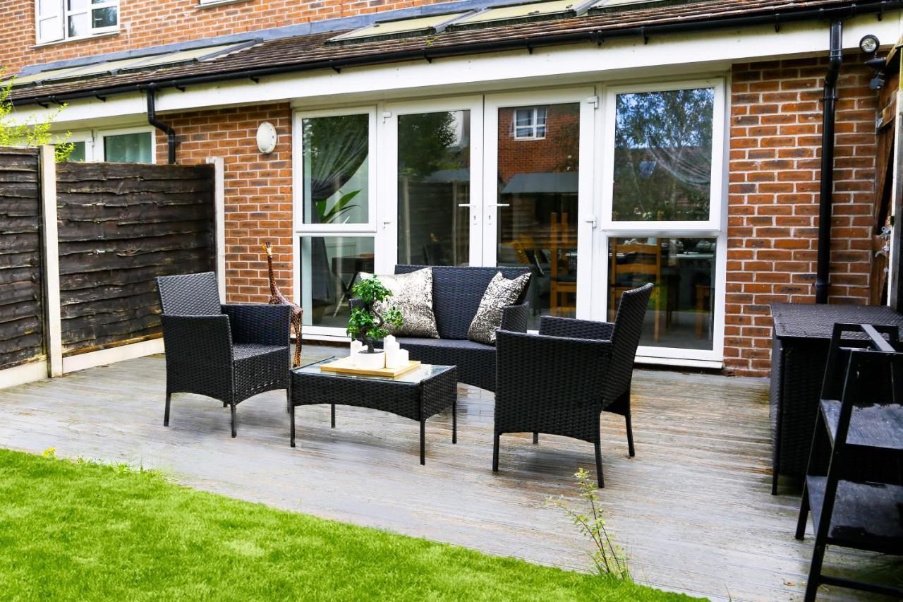 Cozy Townhouse In The Heart Of Greater Manchester Villa Buitenkant foto