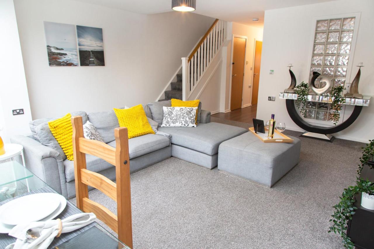 Cozy Townhouse In The Heart Of Greater Manchester Villa Buitenkant foto