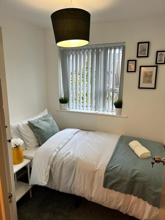 Cozy Townhouse In The Heart Of Greater Manchester Villa Buitenkant foto