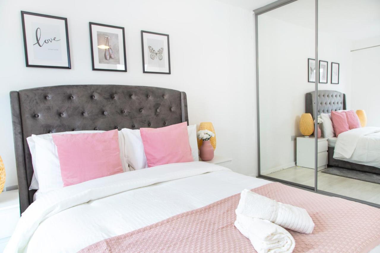 Cozy Townhouse In The Heart Of Greater Manchester Villa Buitenkant foto