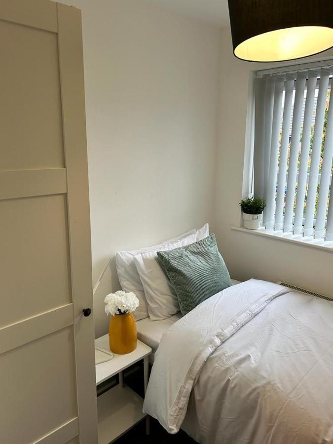 Cozy Townhouse In The Heart Of Greater Manchester Villa Buitenkant foto