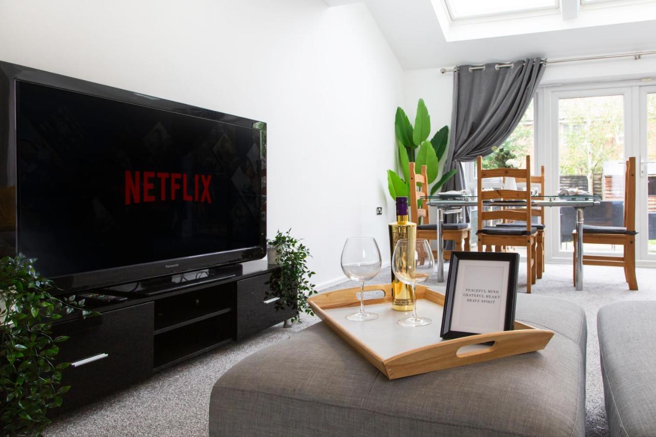 Cozy Townhouse In The Heart Of Greater Manchester Villa Buitenkant foto