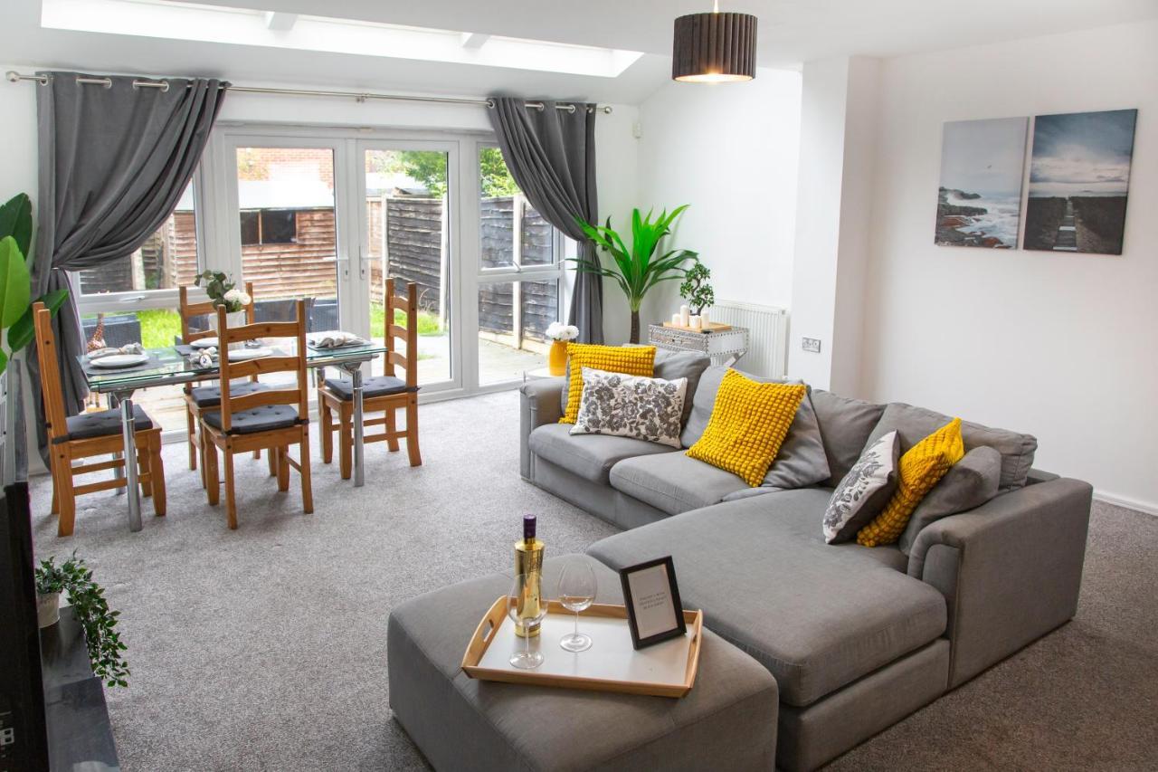 Cozy Townhouse In The Heart Of Greater Manchester Villa Buitenkant foto