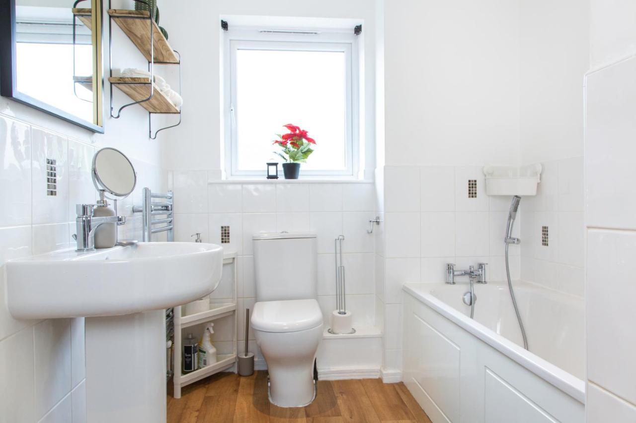 Cozy Townhouse In The Heart Of Greater Manchester Villa Buitenkant foto