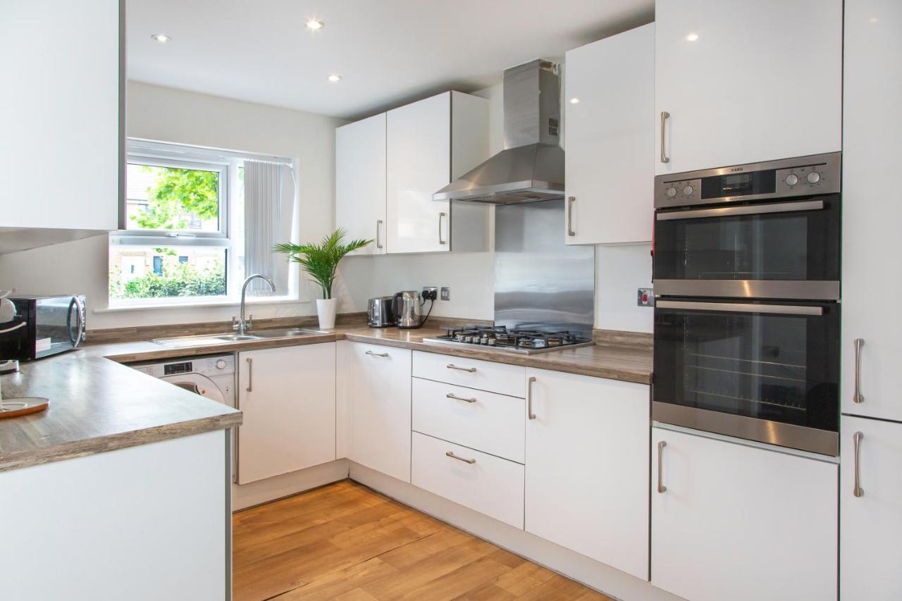 Cozy Townhouse In The Heart Of Greater Manchester Villa Buitenkant foto