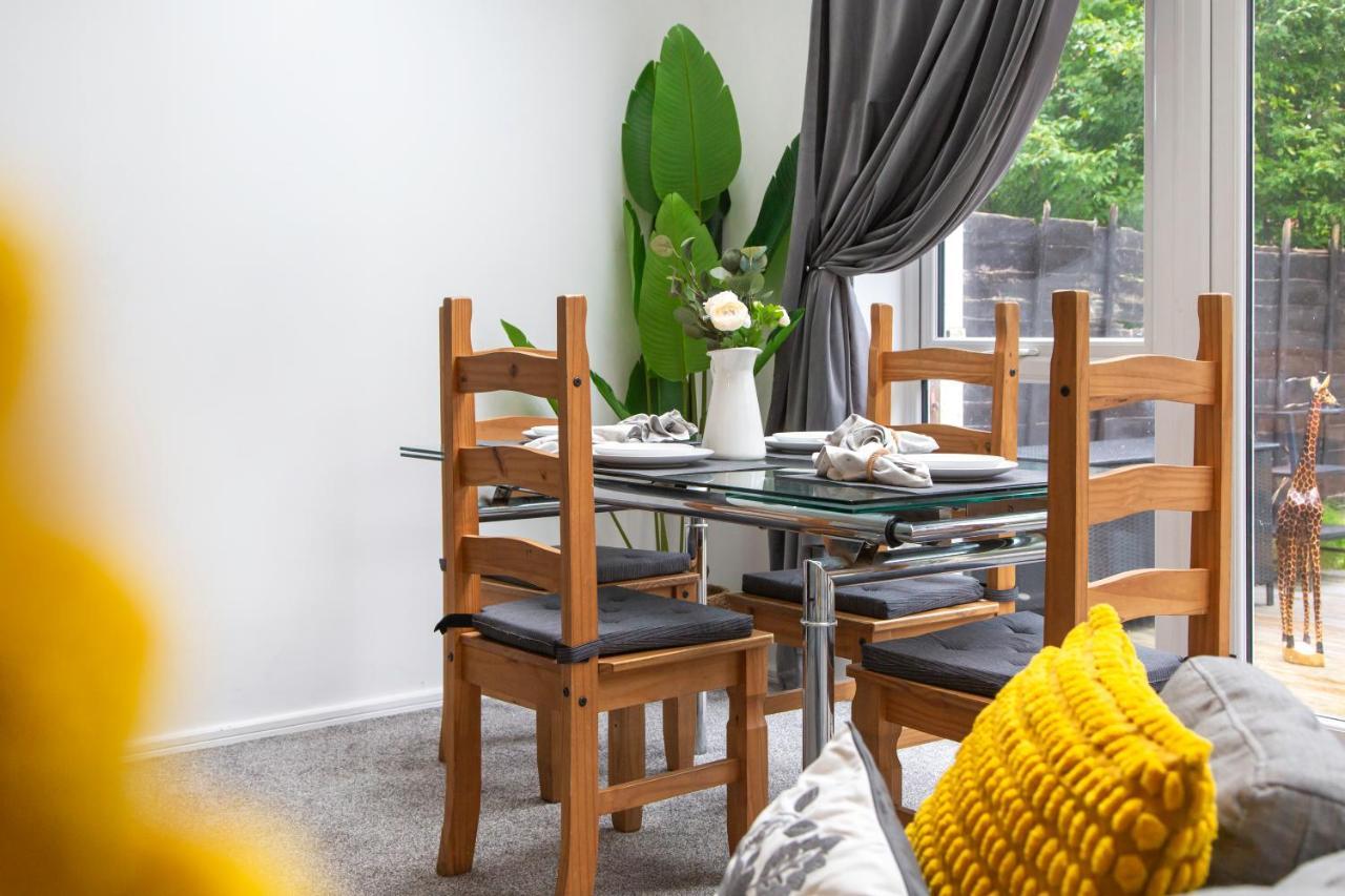 Cozy Townhouse In The Heart Of Greater Manchester Villa Buitenkant foto