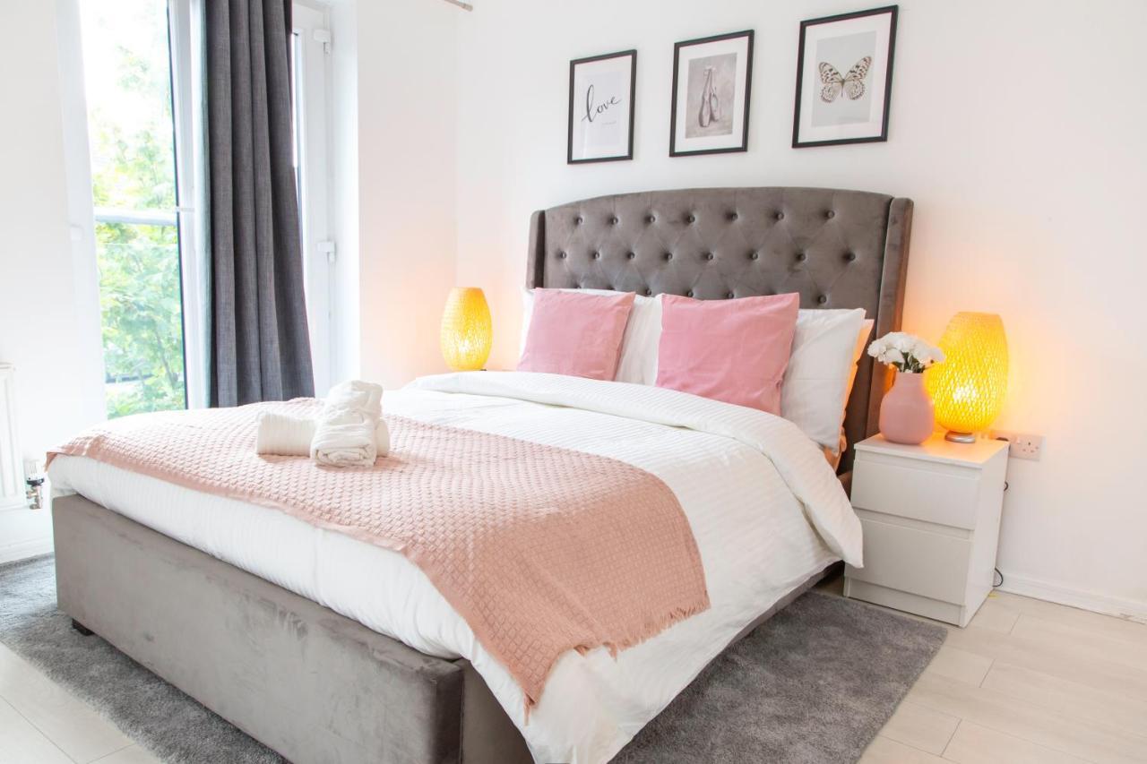 Cozy Townhouse In The Heart Of Greater Manchester Villa Buitenkant foto