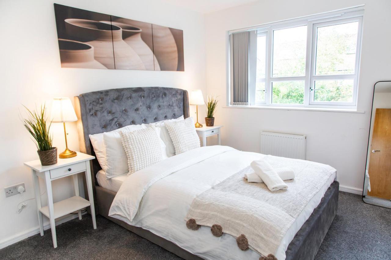 Cozy Townhouse In The Heart Of Greater Manchester Villa Buitenkant foto