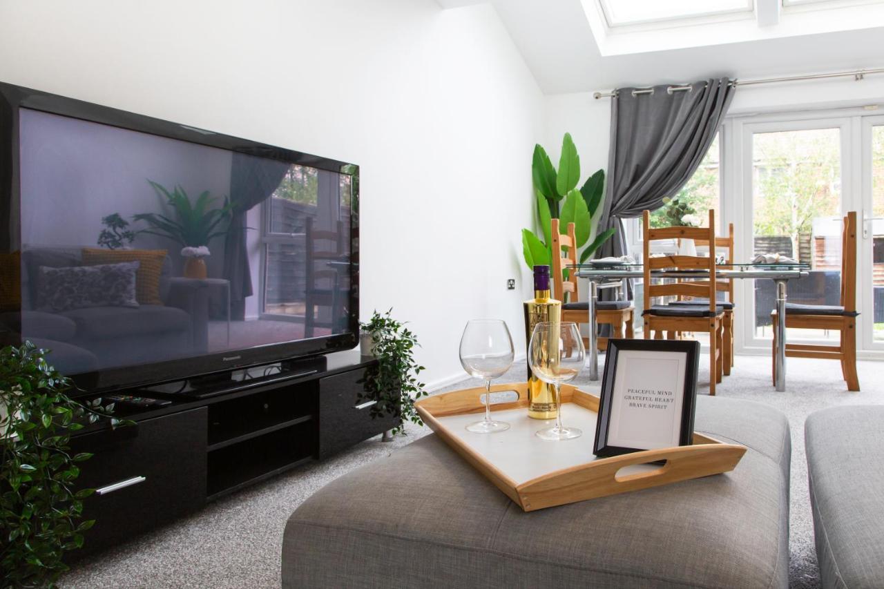 Cozy Townhouse In The Heart Of Greater Manchester Villa Buitenkant foto