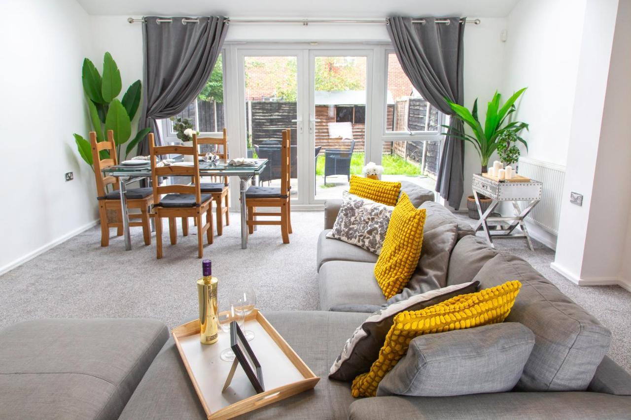 Cozy Townhouse In The Heart Of Greater Manchester Villa Buitenkant foto