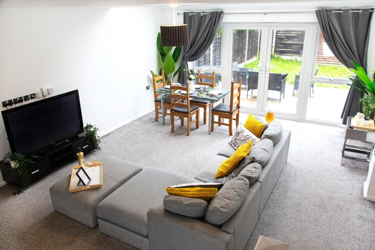 Cozy Townhouse In The Heart Of Greater Manchester Villa Buitenkant foto